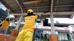 Aksi Pasukan Kuning Bersihkan Halte Melawai