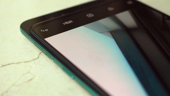 Bagian belakang ponsel terhubung dengan bodi depan menggunakan slider magnet yang ketika terbuka memperlihatkan dua kamera depan, masing-masing 24 megapixel dan 2 megapixel. Foto: Pocket Lint