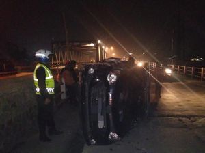 Mobil Tabrak Pembatas Jembatan di Bandung, 2 Orang Terluka
