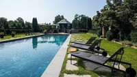 Rumah ini bahkan memiliki kolam renang air asin sepanjang 65 kaki dan paviliun kolam renang, gudang tamu, hingga rumah pohon. Realtor.com/Istimewa.