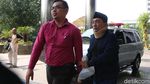 Diperiksa KPK, Fuad Amin Pakai Penyangga Leher