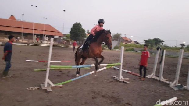 Tengok Kiprah Zahlul, Atlet Muda Sidoarjo Bangun Sekolah Berkuda