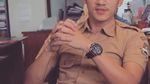 Pose PNS Ganteng Junna Aditya yang Suka Pete dan Nongkrong di Kafe