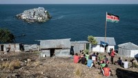 Pulau Migingo dilihat dari daratan Kenya. Melancong ke pulau dengan kehidupan yang keras ini, membuat kita makin bersyukur tinggal di Indonesia. (Yasuyoshi Chiba/AFP/Getty Images)