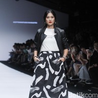 Sepertinya semua orang setuju jika Dian Sastrowardoyo adalah ikon wanita Indonesia. Cantik, pintar, dan tak berhenti berkarya. Di tengah kesibukannya berakting, ia tampil melenggang di atas panggung Jakarta Fashion Week (JFW) 2019. (Foto: Moh. Abduh/Wolipop)