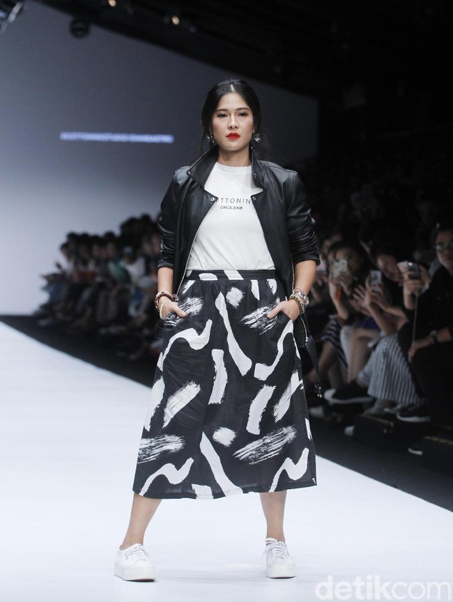 Sepertinya semua orang setuju jika Dian Sastrowardoyo adalah ikon wanita Indonesia. Cantik, pintar, dan tak berhenti berkarya. Di tengah kesibukannya berakting, ia tampil melenggang di atas panggung Jakarta Fashion Week (JFW) 2019. (Foto: Moh. Abduh/Wolipop)