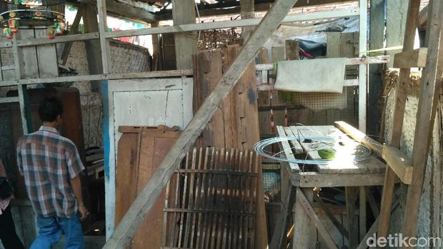 Duh, Bapak-Anak di Situbondo Tinggal dalam Rumah Berdinding Seadanya