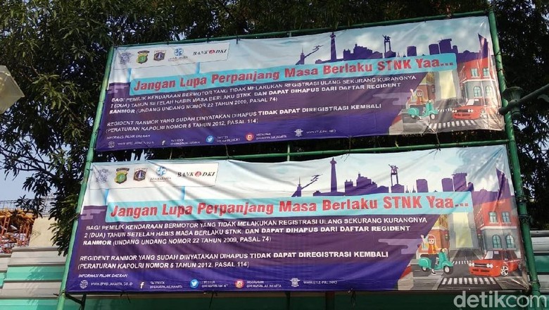 Spanduk anjuran membayar STNK Foto: Luthfi Anshori Spanduk anjuran membayar STNK Foto: Luthfi Anshori