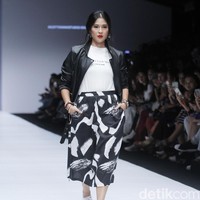 Berjalan di catwalk, Dian tampak luwes. Ia berjalan tanpa sepatu berhak tinggi. Ia tampil fierce mengenakan jaket kulit hitam, T-shirt, dan rok bercorak. (Foto: Moh. Abduh/Wolipop)