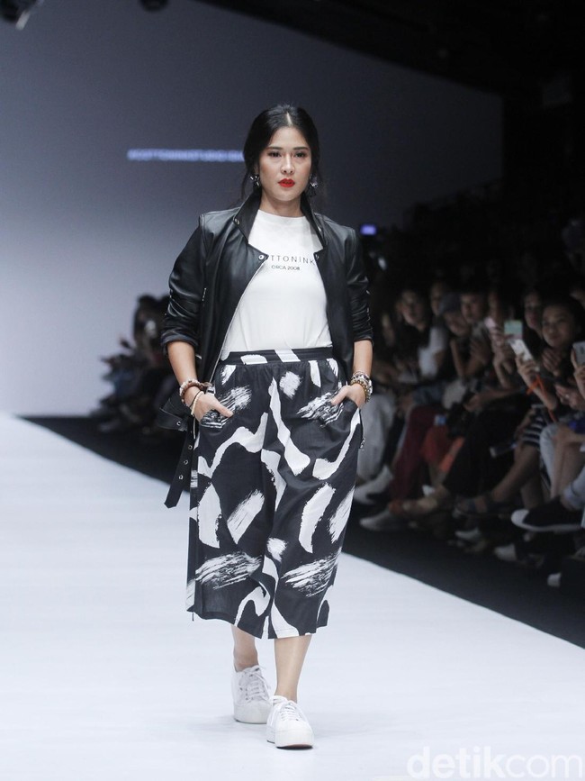 Berjalan di catwalk, Dian tampak luwes. Ia berjalan tanpa sepatu berhak tinggi. Ia tampil fierce mengenakan jaket kulit hitam, T-shirt, dan rok bercorak. (Foto: Moh. Abduh/Wolipop)