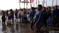 Mereka juga membawa bendera merah dan bendera putih.