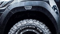 Berbeda dengan model standar, Hilux Limited Edition ini memiliki dimensi yang lebih tinggi. Seperti pada bagian depan yang lebih tinggi hingga 40 mm dan belakang 20 mm. Selain itu pelek yang digunakan juga berbeda, yang dibalut dengan ban segala medan yang bisa melahap medan off-road atau on-road. Foto: Pool (autoevolution)