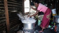 Sementara para lelaki cari ikan, para wanita Migingo memasak Ugali, makanan tradisional Afrika yang terbuat dari tepung jagung. (Yasuyoshi Chiba/AFP/Getty Images) 