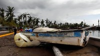 Sebuah perahu rusak dan terdampar di jalan yang berada di pinggir pantai setelah dihantam Badai Willa. Henry Romero/Reuters.
