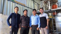 Anak-anak Muda Makassar ini berhasil membuat terobosan dengan mengubah minyak jelantah menjadi biodiesel.  Biodiesel ini pun dipergunakan oleh para nelayan sebagai bahan bakar untuk melaut mencari ikan. Istimewa.