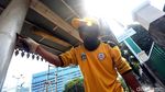 Aksi Pasukan Kuning Bersihkan Halte Melawai