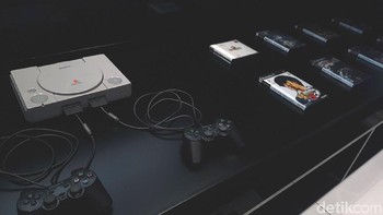 Begini penampakan PS1 di toko OPPO. Walau bentuk konsolnya menyerupai PS generasi awal, gamepadnya malah lebih mirip PS2. Ada CD game juga lho. Foto: Kris Fathoni/detikINET