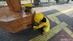 Aksi Pasukan Kuning Bersihkan Halte Melawai