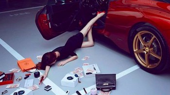 Di China, ada kasus seorang seleb internet berpose falling stars di jalanan Thaizou dan menumpahkan barang-barang mewah bernilai ribuan dolar. Foto: Instagram
