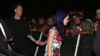 Saat kabar perceraiannya ramai, Katy Perry kedapatan tengah jalan bersama Robert Ackroyd, guitaris Florence The Machine. Christopher Polk/Getty Images for Coachella