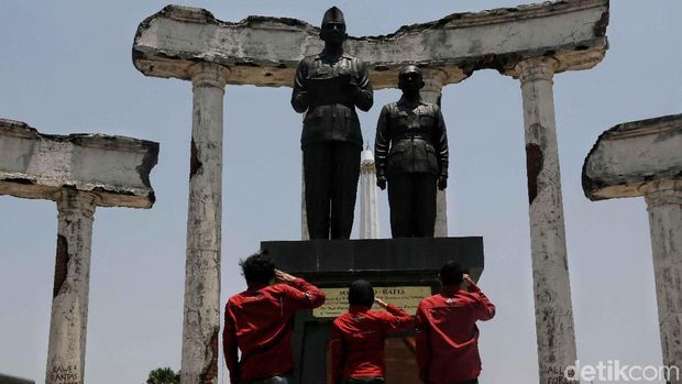 Riders KTM berkunjung ke Tugu dan Museum Pahlawan Surabaya, Jumat (19/10/2018) 
