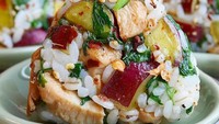 Seperti ini tampilan onigiri isi potongan dada ayam, bayam, dan sweet potato. Lalu dipadu dengan bubuk cabe dan ketumbar. Aromanya pasti semerbak dan rasanya pasti enak. Foto: Instagram megumaru925