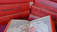  Michelin mulai memproduksi panduan perjalanan tahun 1900, dimulai dengan panduan ke Prancis untuk pengendara mobil secara gratis. Peta jalan diikuti dalam satu dekade kemudian (Alexandre ROUSSEL/Alamy/BBC Travel)