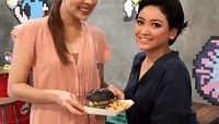 Mencicipi burger hitam dengan kentang goreng jadi momen kulineran Reisa saat jalan-jalan. Foto: Instagram @reisabrotoasmoro