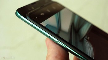 Bagian belakang ponsel terhubung dengan bodi depan menggunakan slider magnet yang ketika terbuka memperlihatkan dua kamera depan, masing-masing 24 megapixel dan 2 megapixel. Sementara dua kamera belakangnya mempunyai resolusi masing-masing 12 megapixel. Foto: Pocket Lint