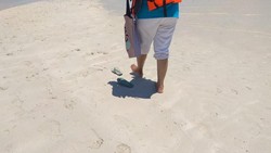 Berjalan kaki di pasir pantai ternyata menyimpan manfaat tak terduga untuk tubuh. Wah apa saja ya manfaatnya?