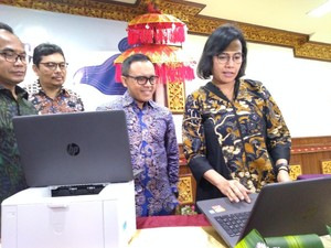 Hibahkan Ratusan Laptop, Sri Mulyani: Siapa Tahu Muncul Jack-Ma RI