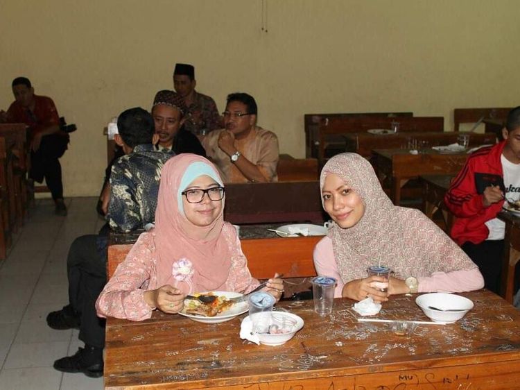 Gaya Sederhana Siti Haniatunnisa, Putri Maruf Amin Saat Kulineran