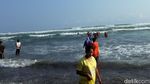 Warga Bantul Gelar Labuhan di Pantai Parangkusumo