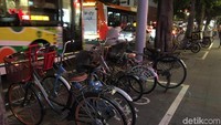 Di tiap sudut kota pasti ditemukan mereka yang bersepeda. Dengan penerapan sehari-hari ini, artinya mereka juga menjaga kebugaran mereka. (Foto: Frieda/detikHealth)  