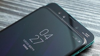 Sensor kamera depan utamanya adalah IMX 576, yang diklaim bisa mencapai ukuran pixel 1,8 mikron namun dengan teknik 4 pixel binning, yang dipakai untuk kondisi kurang cahaya. Ketika menggunakan teknik tersebut, resolusi kameranya menurun menjadi 6 megapixel. Foto: engadget
