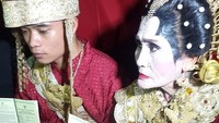 Kedua sejoli itu telah resmi menikah pada Rabu (24/10) malam, Raut kebahagiaan terpancar dari muka kedua mempelai itu. Foto: Dok. Kemehag Sidrap