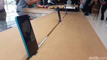 Sebagaimana layaknya gerai ponsel, smartphone Oppo pun berjejeran di gerai super ini. Foto: Kris Fathoni/detikINET