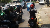 Mereka mengambil resiko tanpa memikirkan keselamatan.
