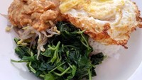 Ini sambal tumpang di Solo, dipadu sayuran rebus dan ditambah telor ceplok. Foto : Instagram @maemteruz