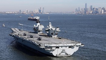 HMS Queen Elizabeth saat berada di dekat kota New York. Kapal induk anyar dan tercanggih milik Inggris senilai USD 3 miliar ini kabarnya akan dikerahkan ke Timur Jauh pada tahun depan.  Foto: Reuters
