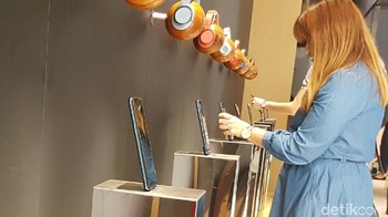 Tak cuma pencet-pencet ponsel, pengunjung pun bisa menjajal perangkat Oppo dalam memutar musik via headphone bluetooth. Foto: Kris Fathoni/detikINET