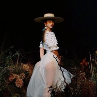 Di tahap tiga besar, Dana harus bersaing dengan Adela-Mae Marshall dari Filipina dan Mia Sabathy yang mewakili Taiwan. Namun, performa Dana lah yang berhasil merebut hati para juri seperti host Cindy Bishop, fotografer kondang Yu Tsai dan Miss Universe 2015 Pia Wurtzbach. (Foto: Instagram/@dsloz)