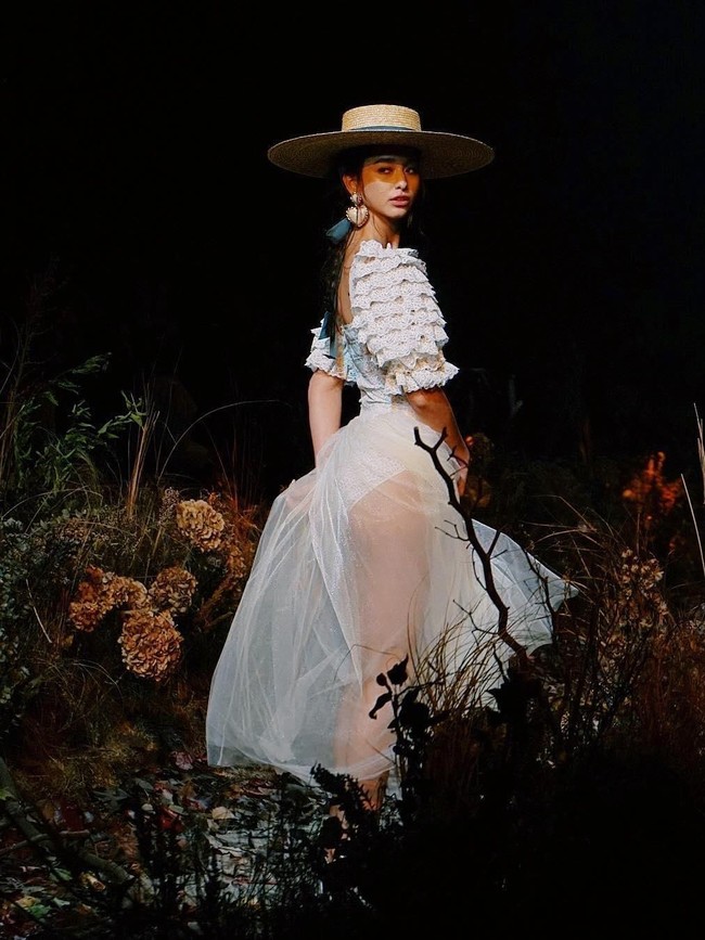 Di tahap tiga besar, Dana harus bersaing dengan Adela-Mae Marshall dari Filipina dan Mia Sabathy yang mewakili Taiwan. Namun, performa Dana lah yang berhasil merebut hati para juri seperti host Cindy Bishop, fotografer kondang Yu Tsai dan Miss Universe 2015 Pia Wurtzbach. (Foto: Instagram/@dsloz)