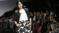 Dian memakai busana kolaborasinya dengan cottonink studio. Pool/Palevi S/detikFoto.