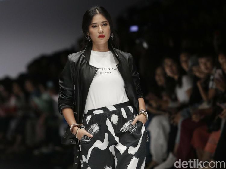 Dian Sastro, Jessica Iskandar, Fahmi Bo hingga Britney Spears
