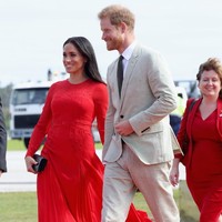 Gaun bersiluet feminin tersebut merupakan koleksi ternyar dari label Self-Potrait. Harganya US$ 628 atau sekitar Rp 10 juta. Foto: Getty Images