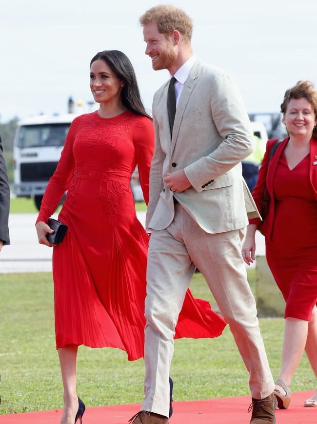 Gaun bersiluet feminin tersebut merupakan koleksi ternyar dari label Self-Potrait. Harganya US$ 628 atau sekitar Rp 10 juta. Foto: Getty Images