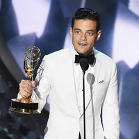 Peran Rami Malek di Mr.Robot mendapat pengakuan di ajang Emmy Awards 2016. Ia membawa pulang piala aktor terbaik untuk serial drama. (Foto: Getty Images)
