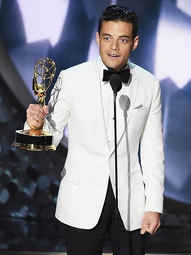 Peran Rami Malek di Mr.Robot mendapat pengakuan di ajang Emmy Awards 2016. Ia membawa pulang piala aktor terbaik untuk serial drama. (Foto: Getty Images)
