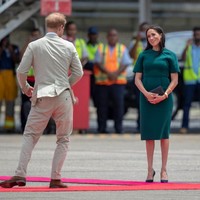 Sementara itu, kaki jenjangnya ditopang sepasang heels hitam dari Manolo Blahnik berbahan suede. Meghan juga tampak menenteng clutch hitam berdesain klasik. (Foto: Getty Images)